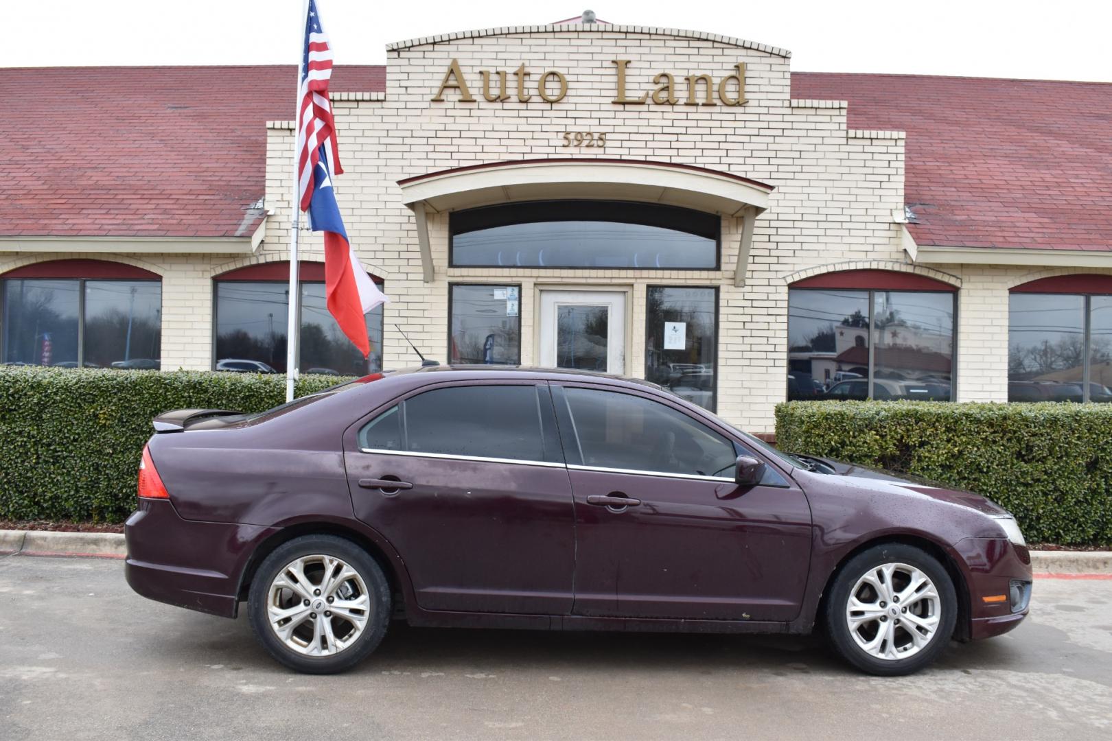 2012 Red /Gray Ford Fusion SE (3FAHP0HA0CR) with an 2.5L L4 DOHC 16V engine, 6 Speed AUTOMATIC transmission, located at 5925 E. BELKNAP ST., HALTOM CITY, TX, 76117, (817) 834-4222, 32.803799, -97.259003 - Photo#3